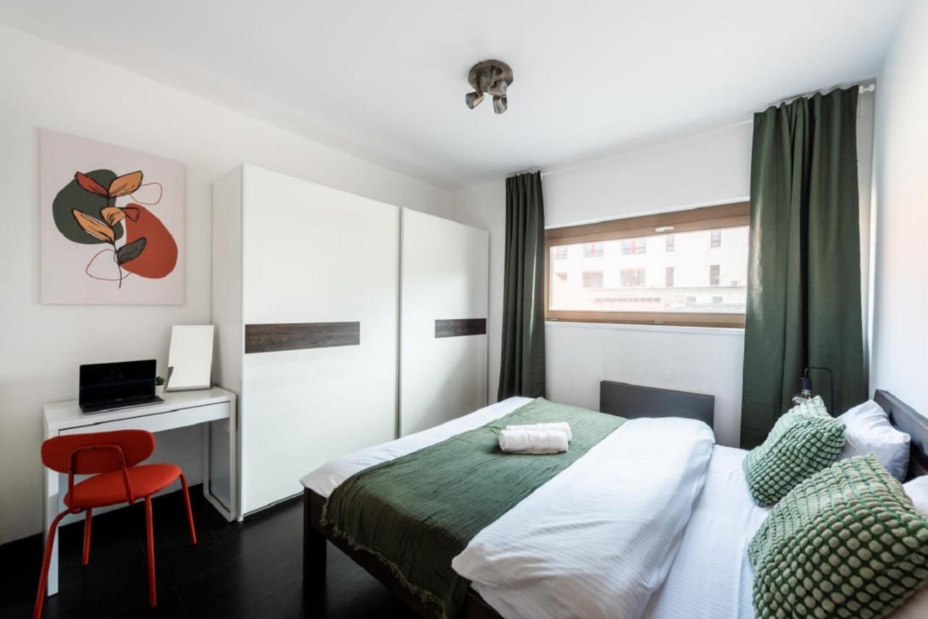 Spacious Apartments Near Karlin Square Praha Bagian luar foto