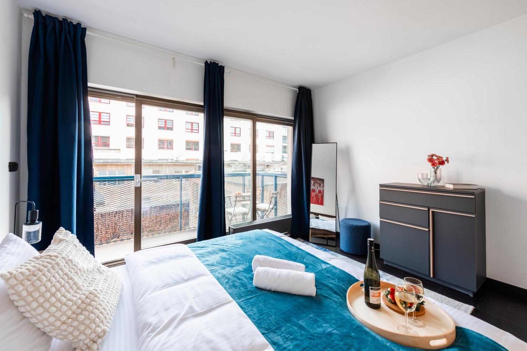 Spacious Apartments Near Karlin Square Praha Bagian luar foto