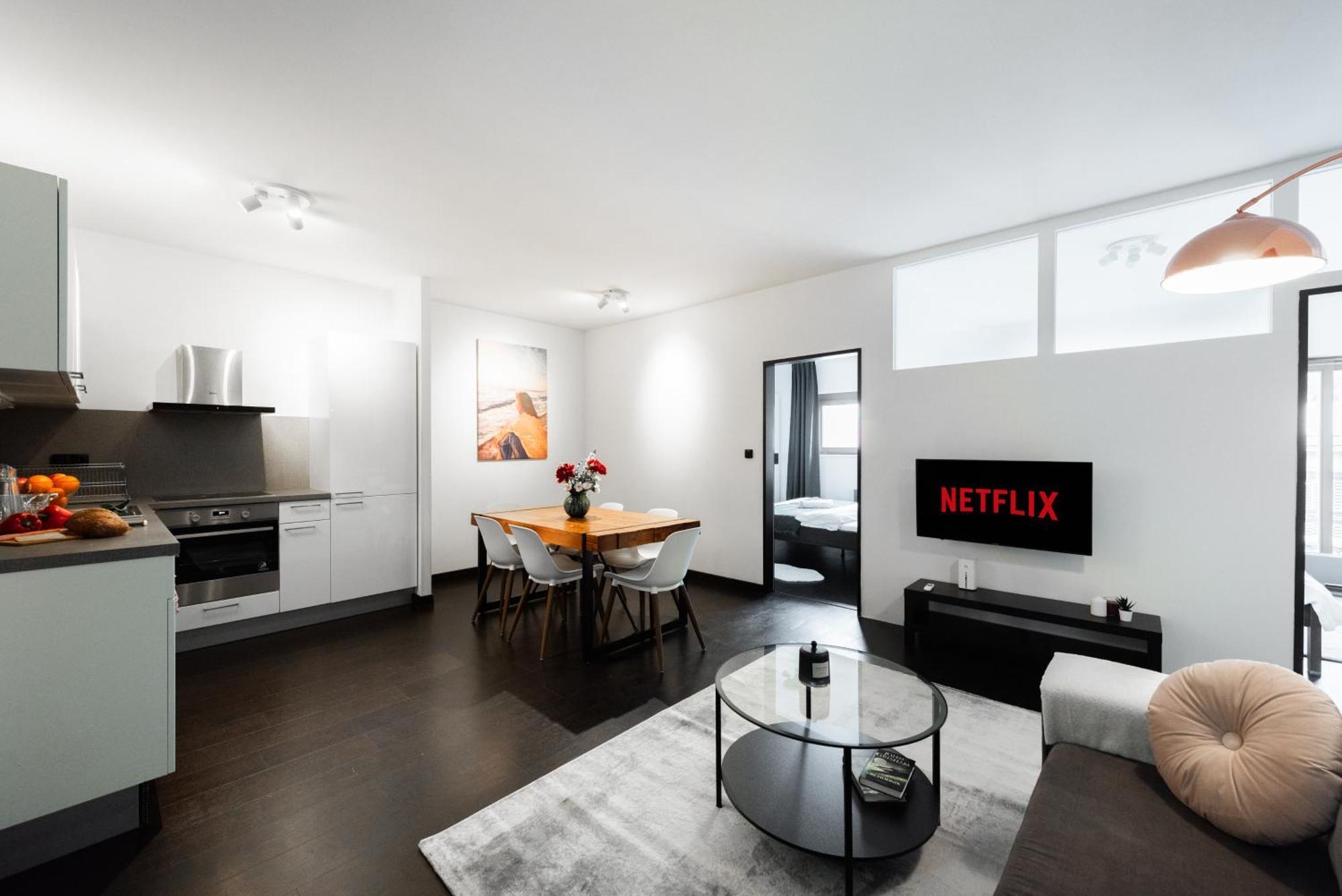 Spacious Apartments Near Karlin Square Praha Bagian luar foto