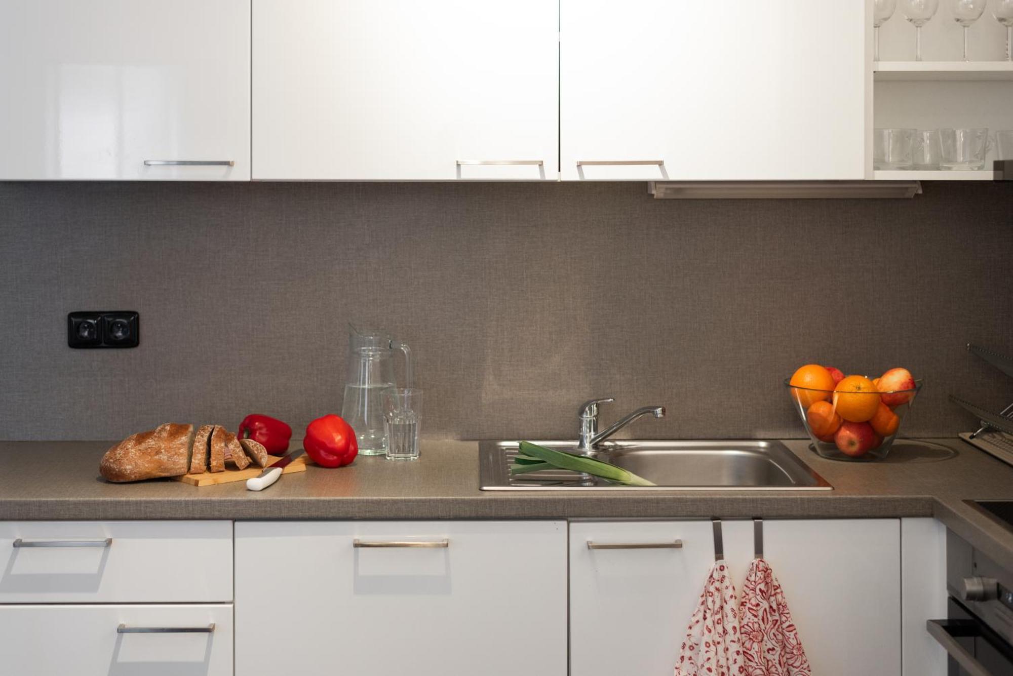 Spacious Apartments Near Karlin Square Praha Bagian luar foto