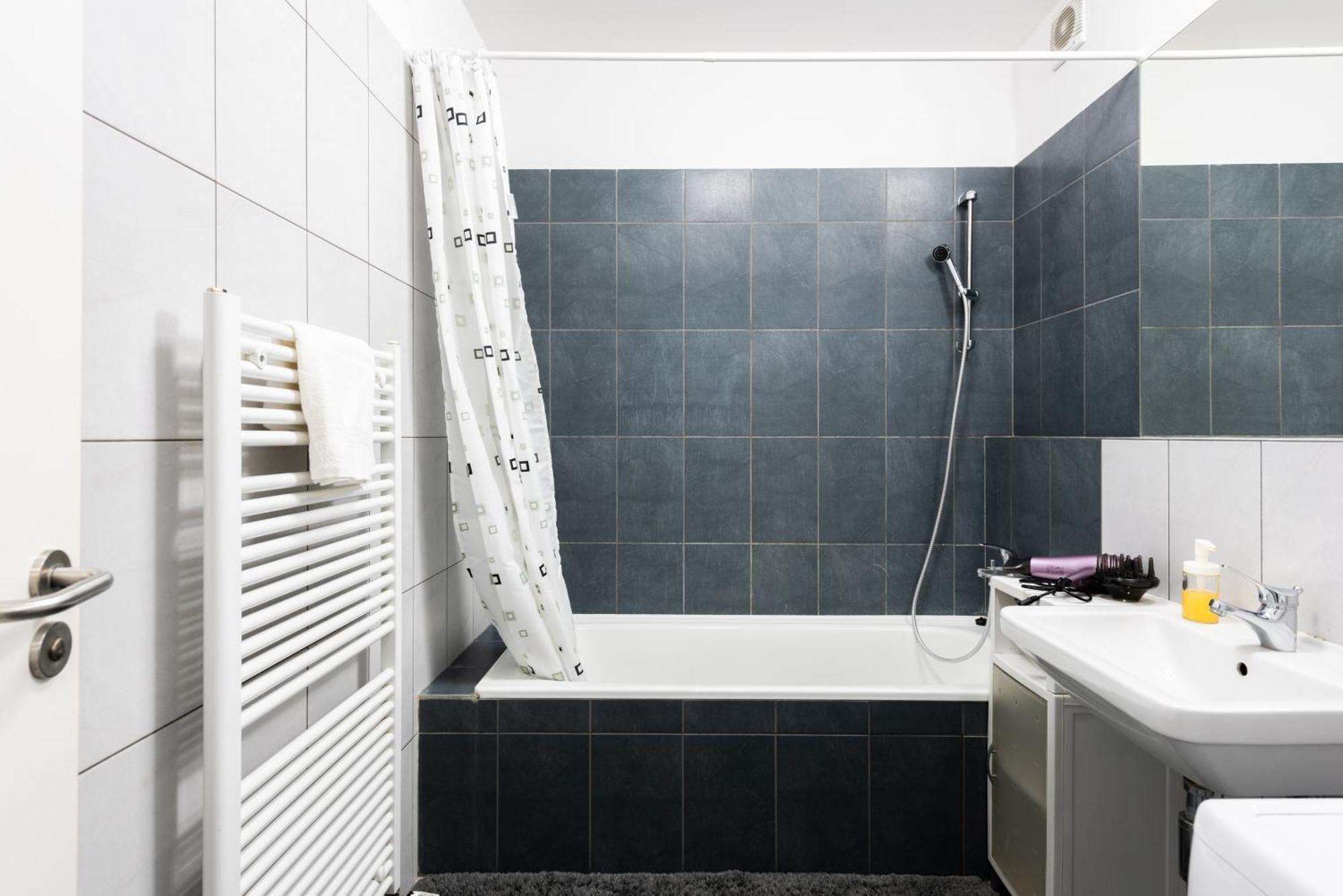 Spacious Apartments Near Karlin Square Praha Bagian luar foto