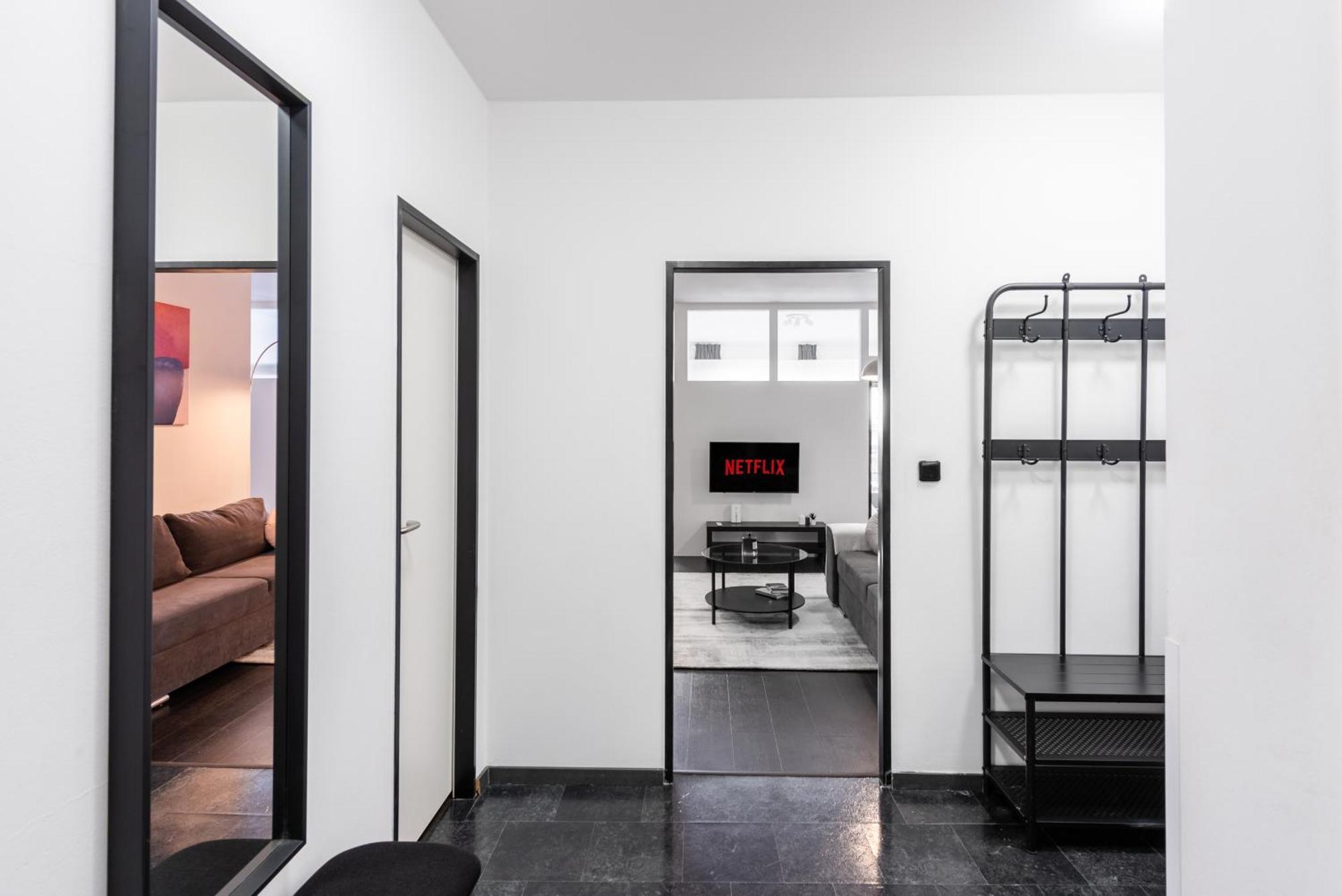 Spacious Apartments Near Karlin Square Praha Bagian luar foto