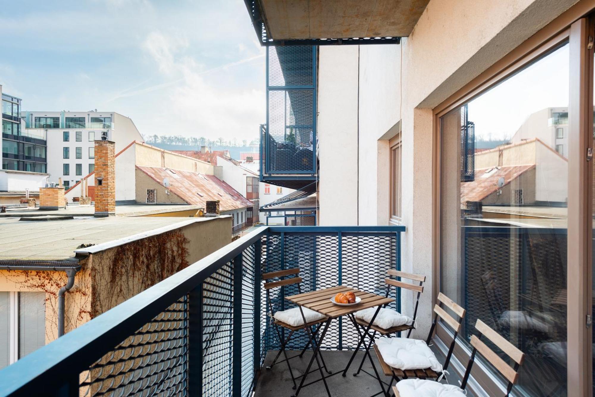 Spacious Apartments Near Karlin Square Praha Bagian luar foto