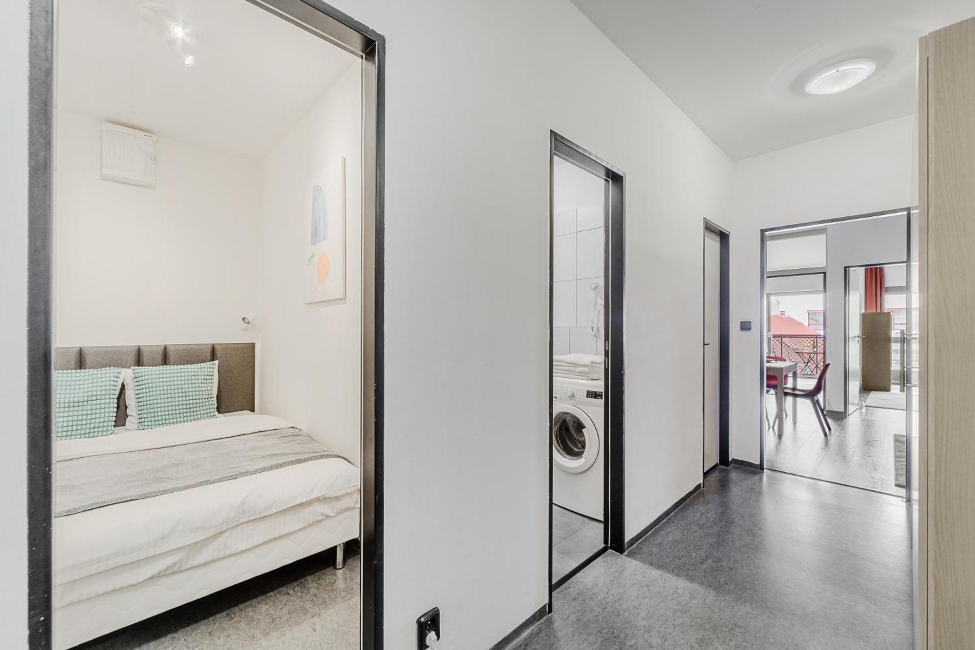 Spacious Apartments Near Karlin Square Praha Bagian luar foto