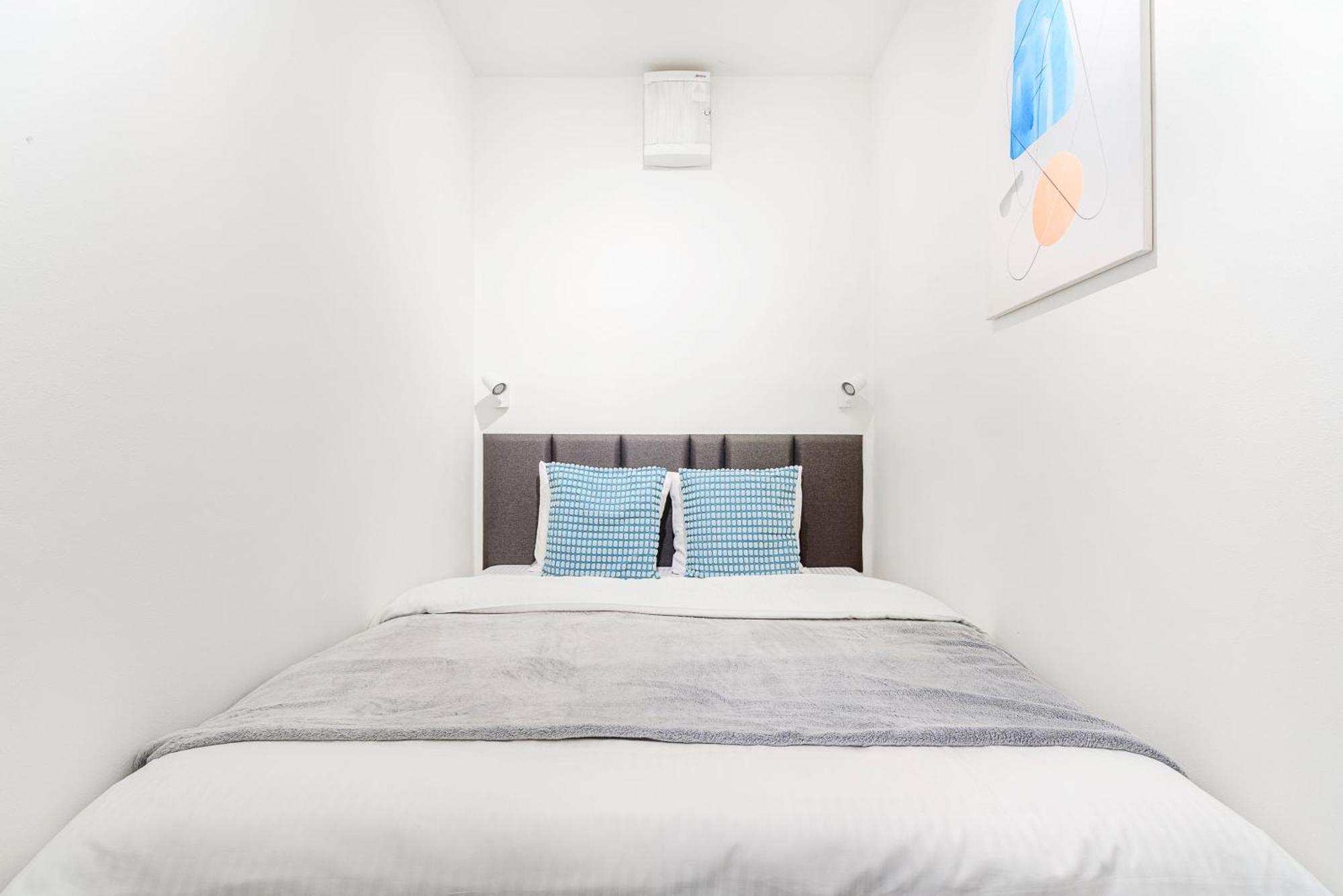 Spacious Apartments Near Karlin Square Praha Bagian luar foto
