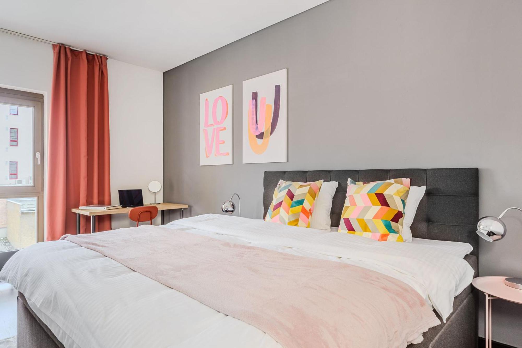 Spacious Apartments Near Karlin Square Praha Bagian luar foto