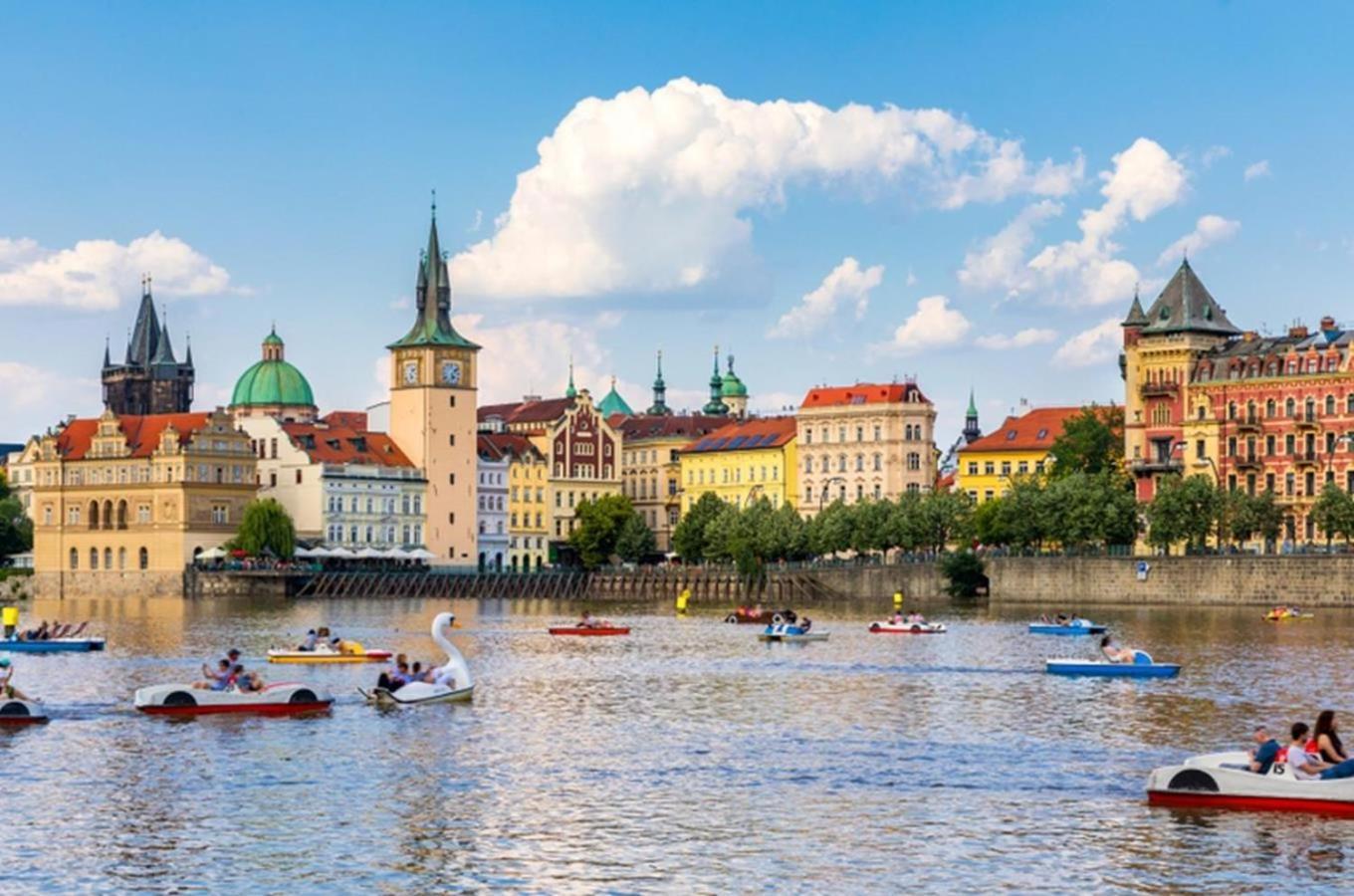Spacious Apartments Near Karlin Square Praha Bagian luar foto
