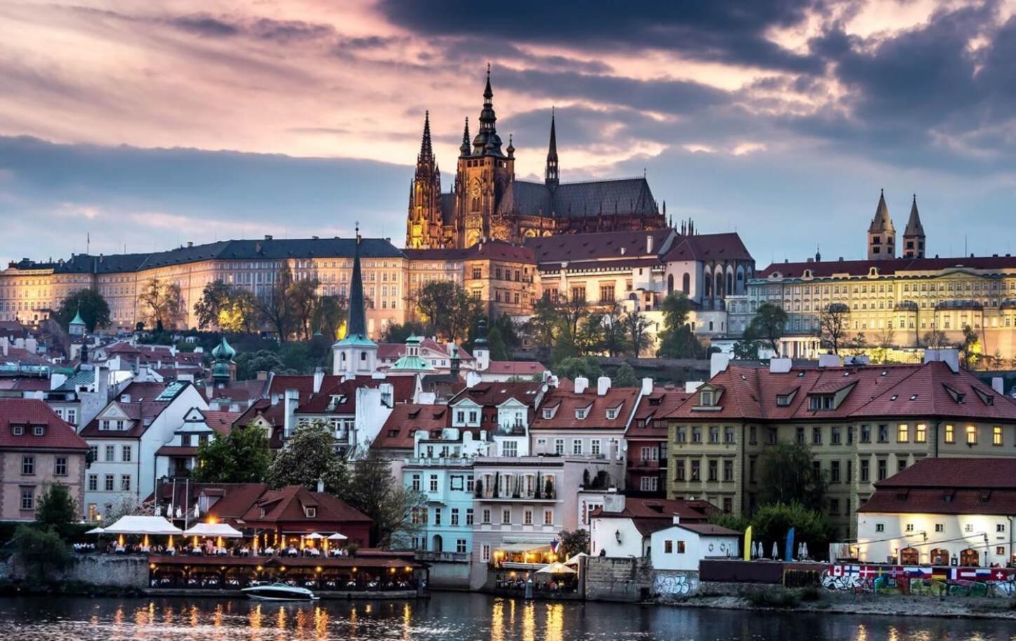 Spacious Apartments Near Karlin Square Praha Bagian luar foto