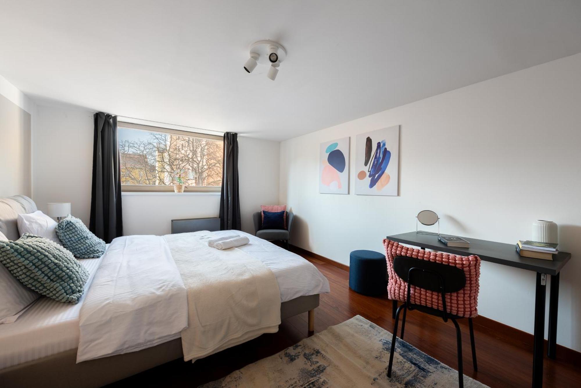 Spacious Apartments Near Karlin Square Praha Bagian luar foto