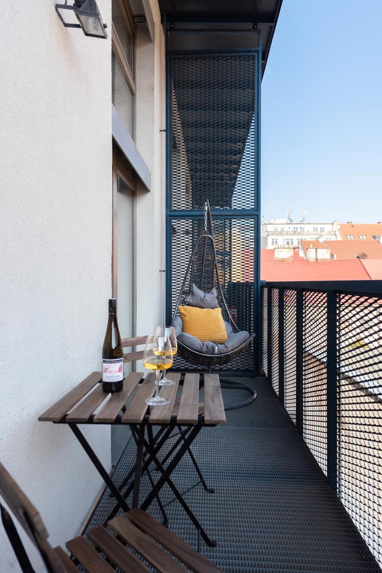 Spacious Apartments Near Karlin Square Praha Bagian luar foto