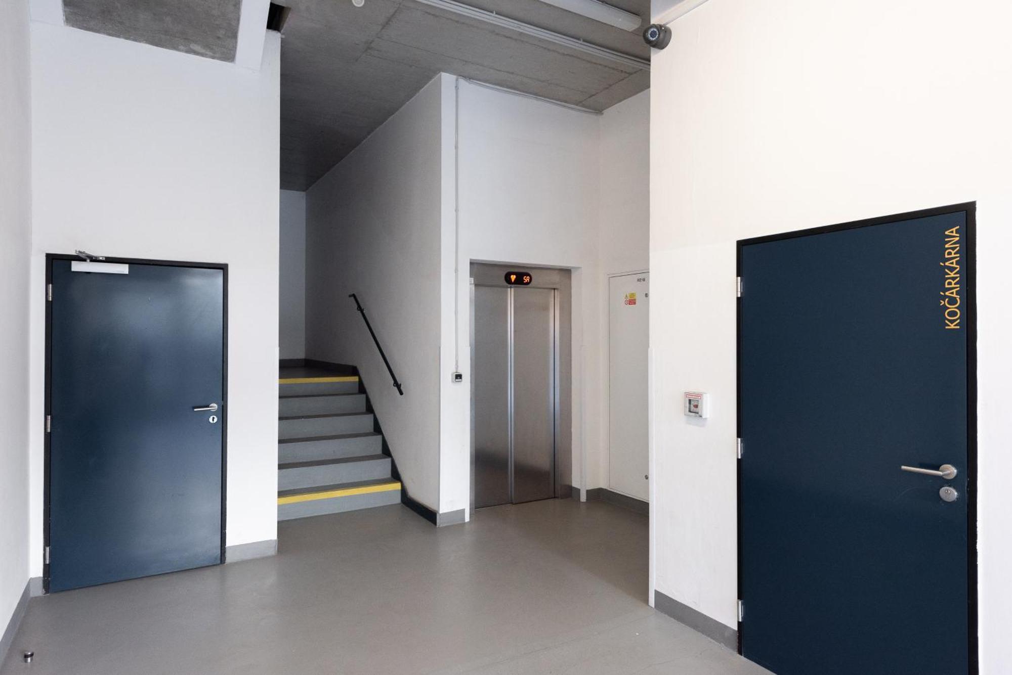 Spacious Apartments Near Karlin Square Praha Bagian luar foto